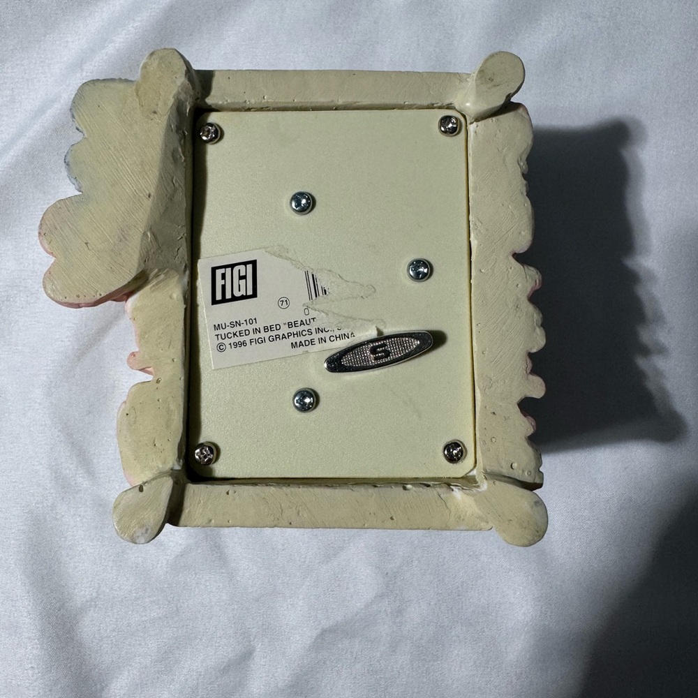 FIGI Snuggle Buddies “Tucked In Bed” Figurine Music Box – 1990s - Picture 8 of 11
